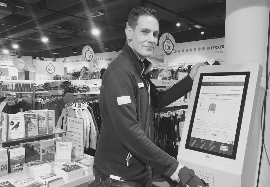 ANWB-medewerker bij de instore kiosk van ANWB